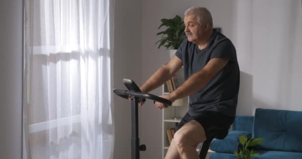 Yetişkin adam kilo veriyor, evde egzersiz yapıyor, kendini izole ederek spor yapıyor. — Stok video