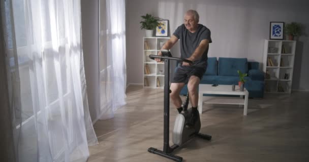静止自転車や呼吸や心血管系の健康のための心臓トレーニング — ストック動画
