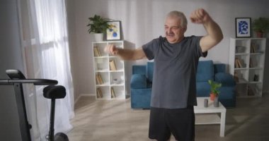 Yaşlı adam omurga, ev sağlığı ve sakatlık sonrası rehabilitasyon için fiziksel egzersiz yapıyor.