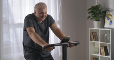 Sağlığı ve kilo vermeyi önemseyen orta yaşlı adam evde tek başına staj yapıyor.