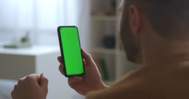 Akıllı telefondan yeşil ekran ile görüntülü sohbet, adam dinliyor ve başını sallıyor, omuzdan yakın çekim görüntüsü