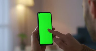 Adam modern akıllı telefonda krom anahtar montajı için yeşil ekranlı yeni uygulama kullanıyor, yakın görünüm