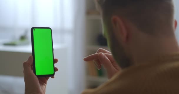 Grön skärm av modern smartphone i händerna på mannen chatta genom videochatt med vänner eller kollegor, närbild av gadget — Stockvideo