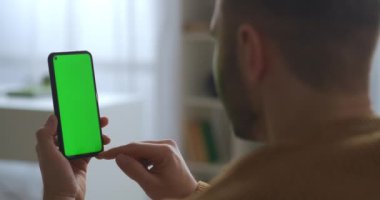 Çevrimiçi alışveriş ya da akıllı telefondaki uygulamalara göre sipariş vermek, adam sensör ekranında kaydırıyor, kaydırıyor ve tıklatıyor, yeşil ekran