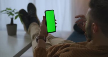Adam ara verildiğinde evden ya da ofisten akıllı telefondan görüntülü arama yapıyor. Cihazın üzerindeki yeşil ekran.