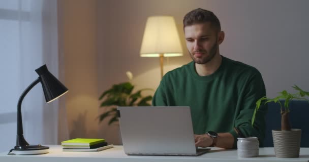 Internethasználó beírja a jelszót az oldalon, férfi dolgozik laptop otthon este, szörfözés internet — Stock videók