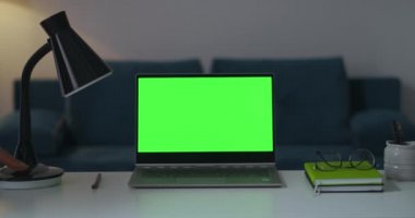 iş yerinin görüntüsü, yeşil ekranlı defter, uzaktan çalışma için lamba ve kitaplar