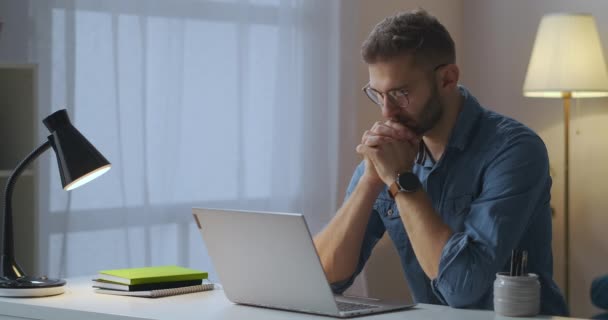 Felnőtt férfi nézi tanulási videó a képernyőn notebook, önképzés az interneten otthon, portré a srác szemüveges — Stock videók