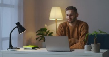 Adam bilgisayar, internet iletişimi ve pazarlıkta iş arkadaşlarını veya ortaklarını görüntülü sohbet yoluyla dinliyor