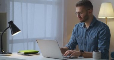Erkek programcı evden çalışıyor, dizüstü bilgisayar, uzaktan kumanda ve serbest çalışma, part-time iş, portre