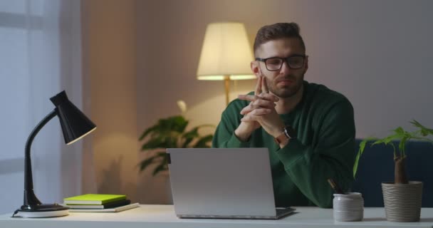 Spisovatel nebo novinář píše knihu, přemýšlí a píše v notebooku, pracuje doma, sedí v útulné místnosti — Stock video