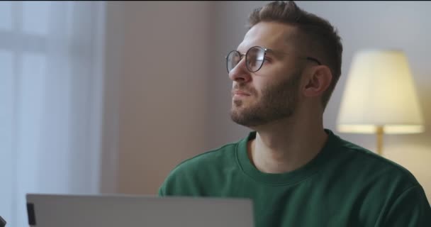 Portret van pensive man met bril voor laptop in huis, schrijver van journalist denkt, freelance — Stockvideo