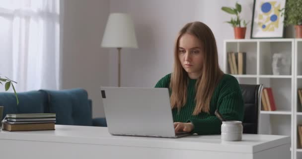 Remote work of tech support service, woman is consulting clients by online chat, sending message by laptop — Stock Video