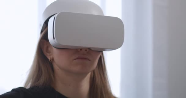 Retrato de primer plano de la mujer joven utilizando HMD-pantalla en el hogar, manos móviles para controlar, la tecnología moderna de videojuegos y la educación — Vídeo de stock