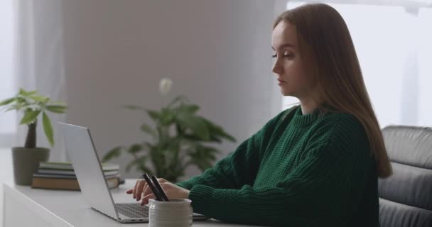 Sérieux occupé femme travaille dans son bureau, surfer sur Internet et l'envoi de courriels par ordinateur portable le jour, portrait moyen — Video