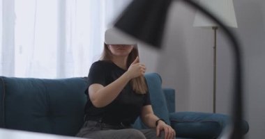 Bayan öğrenci, evde kafaya monte edilmiş oyun ve eğitim için modern teknoloji kullanıyor.