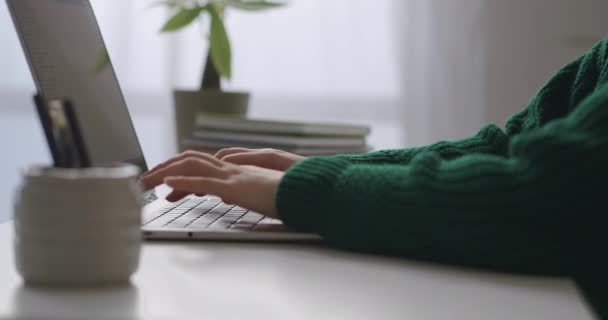 女性はノートパソコンでメッセージを送ったりオフィスのキーボードで女性の手を間近に見たり — ストック動画