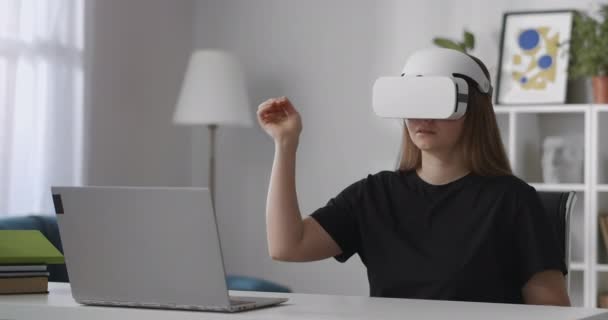 Mujer está viendo imágenes utilizando moderno vr pantalla montada en la cabeza, gesticulando por las manos para el control, retrato femenino — Vídeos de Stock