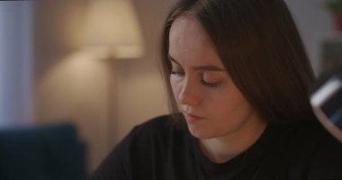 Çevrimiçi video eğitmenleri ve webinarlar tarafından kişisel eğitim, kadın notlar alıyor ve ekranda izliyor, yakın plan portresi