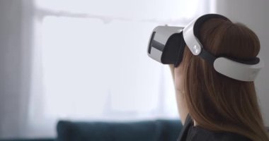 Kadın modern HMD ekranı kullanıyor, sanal gerçekliğe elle dokunuyor, kafasında cihazla kadın kullanıcının portresi