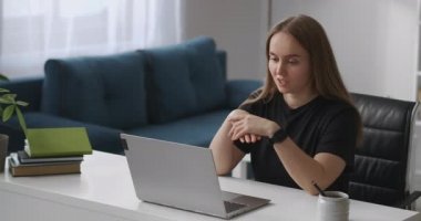 Genç bir kadın online sohbet ile iletişim kuruyor. Laptop, mesafe toplantısı, konuşma, el kol hareketi, ekrana bakıyor.