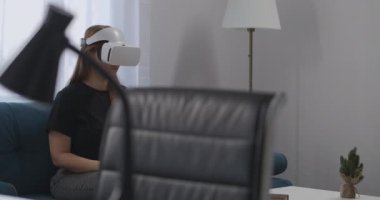 Sanal gerçekliğin modern teknolojisi günlük kullanım için, kadın evde HMD ekran, etkileşimli eğlence ve video giyiyor