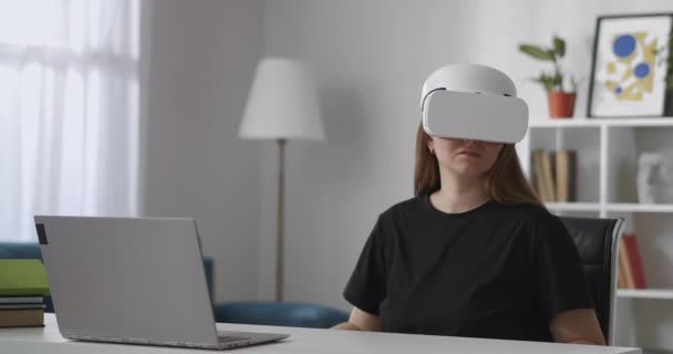 Σύγχρονο gadget για την παρακολούθηση της εικονικής πραγματικότητας, η γυναίκα χρησιμοποιεί το κεφάλι-τοποθετημένη οθόνη στο δωμάτιο, κοιτάζοντας γύρω — Αρχείο Βίντεο