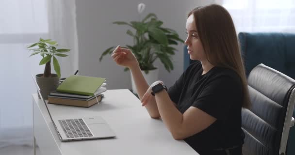 年轻的女营养师正在网上咨询病人，在笔记本电脑上通过视频聊天，在家里远程工作 — 图库视频影像