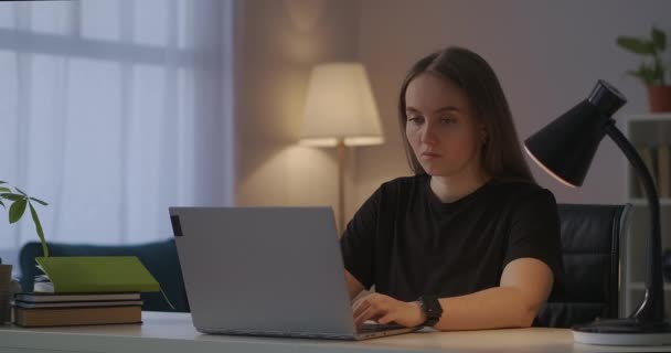 Kvinnlig översättare arbetar hemifrån, skriva text på tangentbordet på laptop, frilans och deltidsarbete på kvällarna — Stockvideo