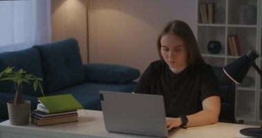 İnternet üzerinden sohbet ederek uzak çevrimiçi danışmanlık hizmeti, kadın evde çalışıyor, müşteriler için yardım ve destek hizmetleri