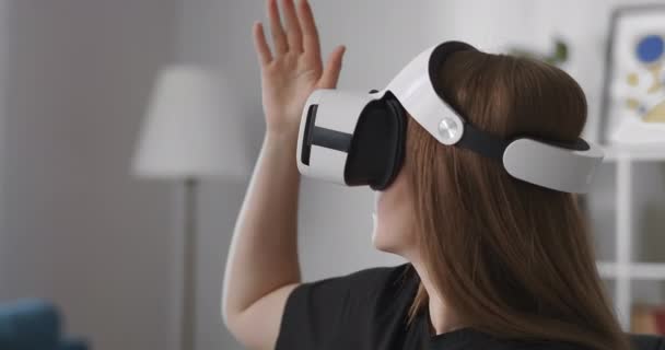 Frau verwendet Head-Mounted-Display, Berühren des virtuellen Bildschirms mit der Hand, Wischen und Tippen, Porträt einer weiblichen Benutzerin mit Gerät auf dem Kopf — Stockvideo