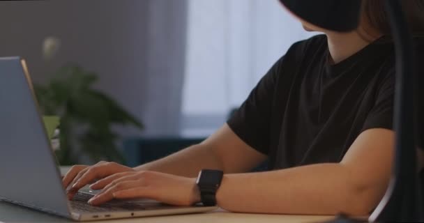 Mulher freelancer está trabalhando de casa à noite, digitando texto no laptop, visão de detalhes em mãos, pan a face, trabalhadora ocupada — Vídeo de Stock