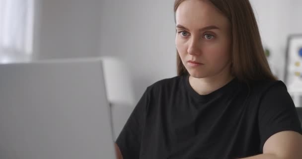 E-utbildning av unga kvinnliga studerande hemma, person lär sig via internet, med hjälp av bärbar dator, göra anteckningar — Stockvideo