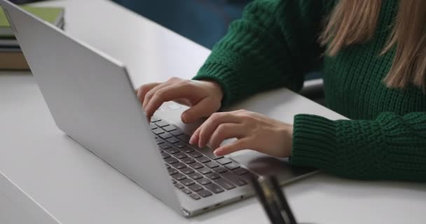 Na volné noze pracuje s notebookem, žena píše na klávesnici, detailní pohled na ruce, manažer v kanceláři — Stock video