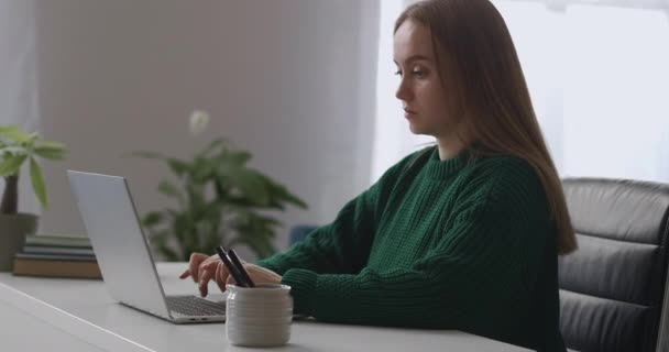 Jonge vrouwelijke baas werkt in haar kantoor, stuurt berichten en e-mails via laptop, online chatten en communiceren in sociale netwerken — Stockvideo