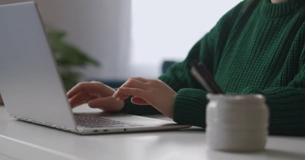 Eラーニングと遠隔教育、ノートパソコンのキーボードで女性学生の手を閉じてメッセージを入力して送信する — ストック動画