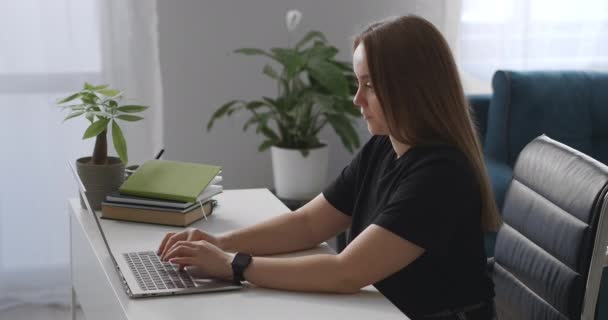 Consulta on-line, conversando na internet, mulher está trabalhando remotamente a partir de casa no serviço de suporte técnico, digitando mensagem por laptop — Vídeo de Stock