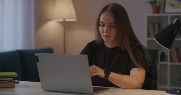 Υπερκόπωση γυναίκα τρίβει ναούς κατά τη διάρκεια της εργασίας με φορητό υπολογιστή στο σπίτι το βράδυ, πονοκέφαλος και υπερκόπωση — Αρχείο Βίντεο