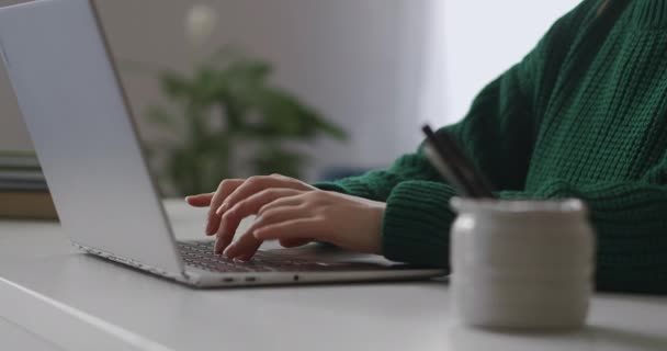 Kvinna kommunicerar i sociala nätverk, skicka meddelanden med bärbar dator, skriva på tangentbord, närbild av händer — Stockvideo