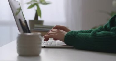 Ofiste çalışma günü, dizüstü bilgisayarda yazı yazan kadınların yakın çekim görüntüsü, sosyal ağlarda iletişim ve mesaj gönderme
