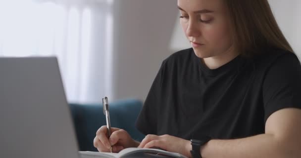 Istruzione a casa di studente o liceale, teen girl sta visualizzando lezione online sul computer portatile e scrivere compiti — Video Stock