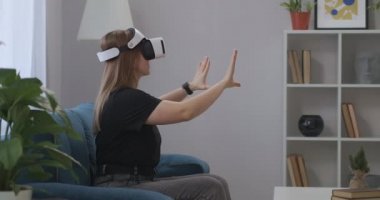Kafaya monte edilmiş kadın hafta sonları evde eğleniyor, resim ya da video izliyor, yakınlaşıyor ve araklıyor.