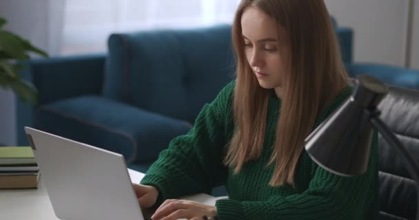 Ženský programátor pracuje doma, píše na klávesnici moderního notebooku, vzdálená online úloha pro specialistu — Stock video