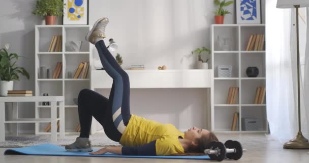 Mujer está haciendo ejercicio físico para la buena salud del cuerpo y la pérdida de peso, manteniendo la figura delgada — Vídeos de Stock