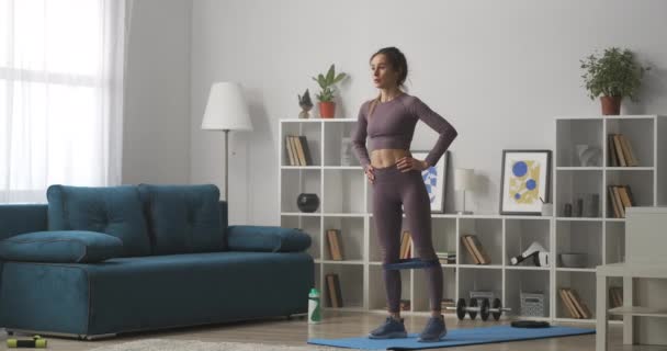Morgon träning hemma, ung sportig kvinna gör fysisk träning för hälsa och skönhet — Stockvideo