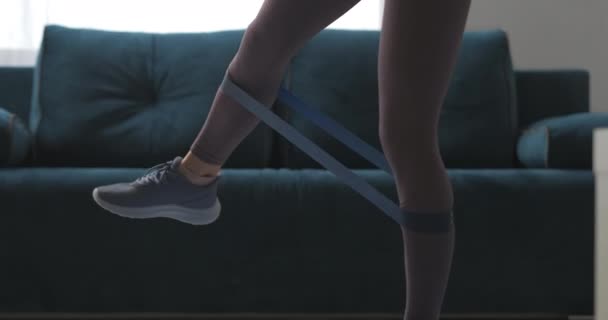 Megdönti panoráma a női test edzés közben rugalmas szalag, feszítő izmok a lábak fogyás és jó formában — Stock videók