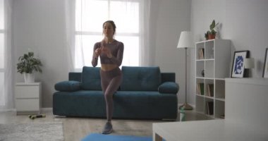 Tecrit ve tecrit süresince evde kalmak, kadın çömelmek, oturma odasında bacakları çalıştırmak.