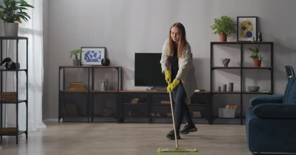 Serviço de limpeza e limpeza, jovem mulher está lavando chão no quarto, casa limpa no fim de semana, dona de casa — Vídeo de Stock