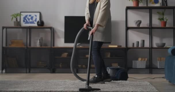 Dame heureuse nettoie tapis dans le salon, hoovering et danse dans l'appartement, en utilisant l'aspirateur moderne — Video