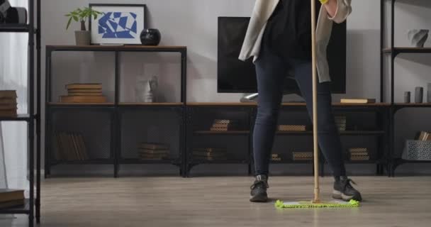 Lustige Hausfrau tanzt mit Wischmopp, Hauswirtschaft und Hausarbeit, sauber und gemütlich in der Wohnung — Stockvideo